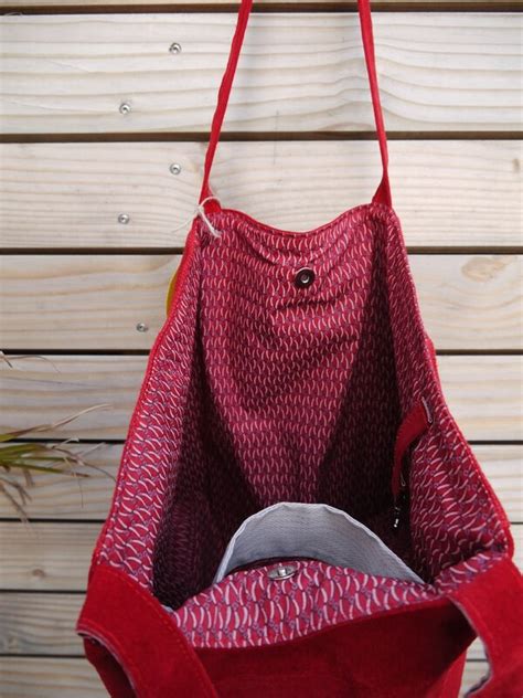 sac imitation pomponette avec croix rouge